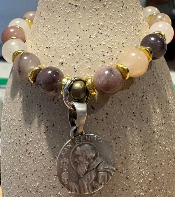 Pulsera Elástica de Cuentas Naturales y Medalla Antigua de San Benito en plata - Image 3