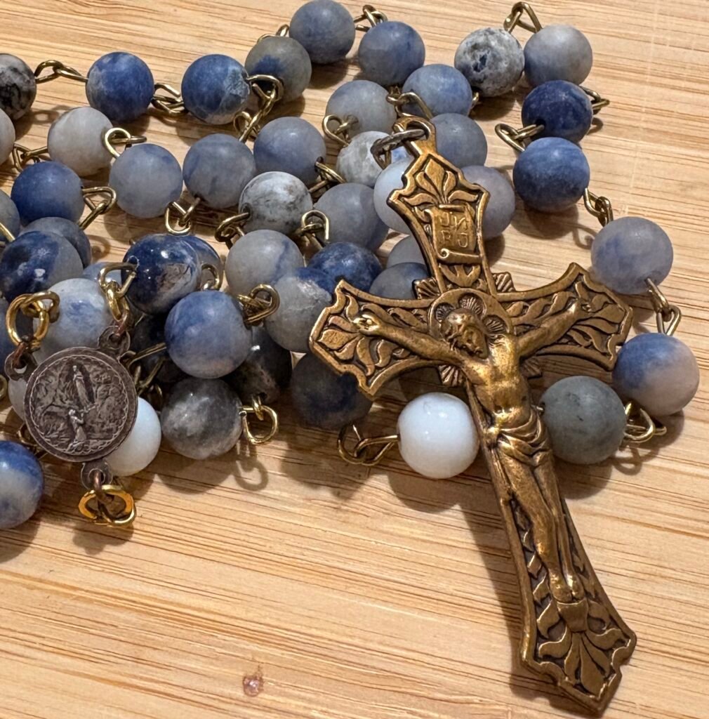Rosario artesanal en piedras naturales de tonos azules con cruz y medalla antigua
