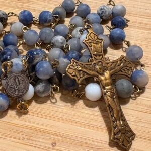 Rosario artesanal en piedras naturales de tonos azules con cruz y medalla antigua