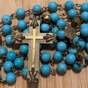 Rosario artesanal de cuentas turquesa con cruz ornamentada y detalles dorados