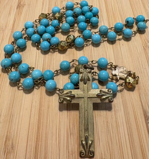 Rosario artesanal de cuentas turquesa con cruz ornamentada y detalles dorados - Image 3