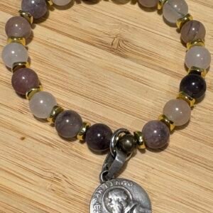 Pulsera Elástica de Cuentas Naturales y Medalla Antigua de San Benito en plata