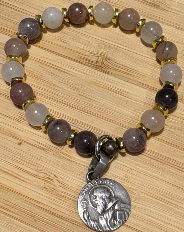 Pulsera Elástica de Cuentas Naturales y Medalla Antigua de San Benito en plata