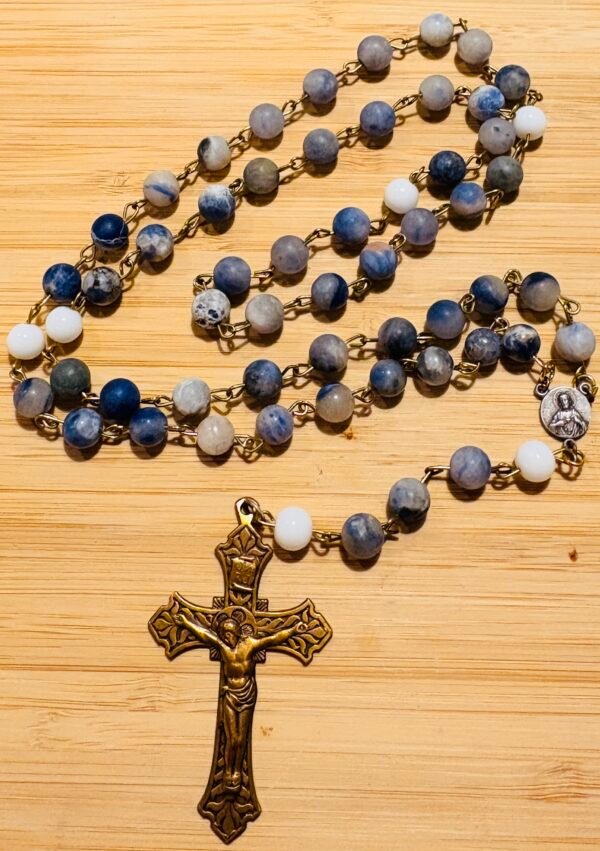 Rosario artesanal en piedras naturales de tonos azules con cruz y medalla antigua - Image 3