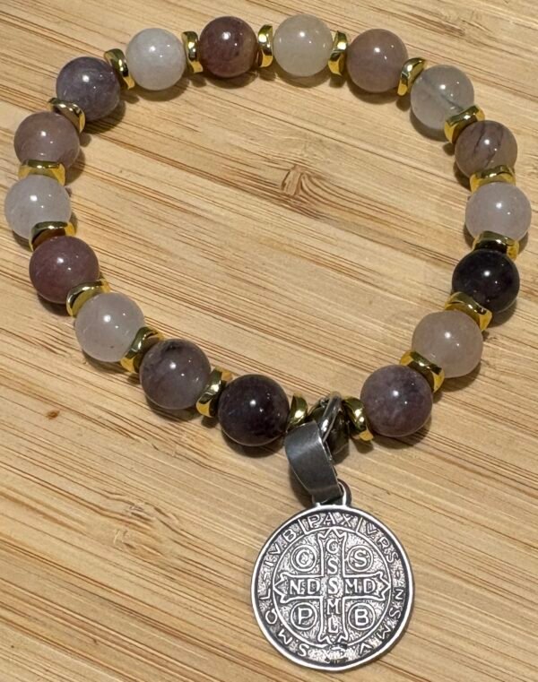 Pulsera Elástica de Cuentas Naturales y Medalla Antigua de San Benito en plata - Image 2
