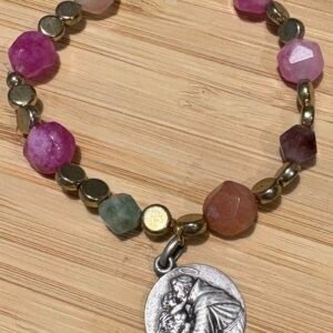 Pulsera de Cuentas Multifacetadas con Medalla de Plata de San Antonio