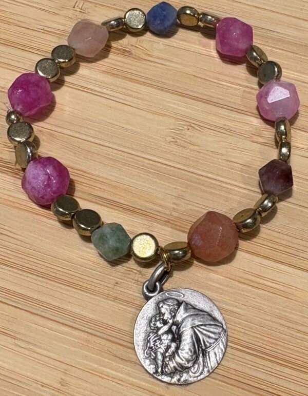 Pulsera de Cuentas Multifacetadas con Medalla de Plata de San Antonio