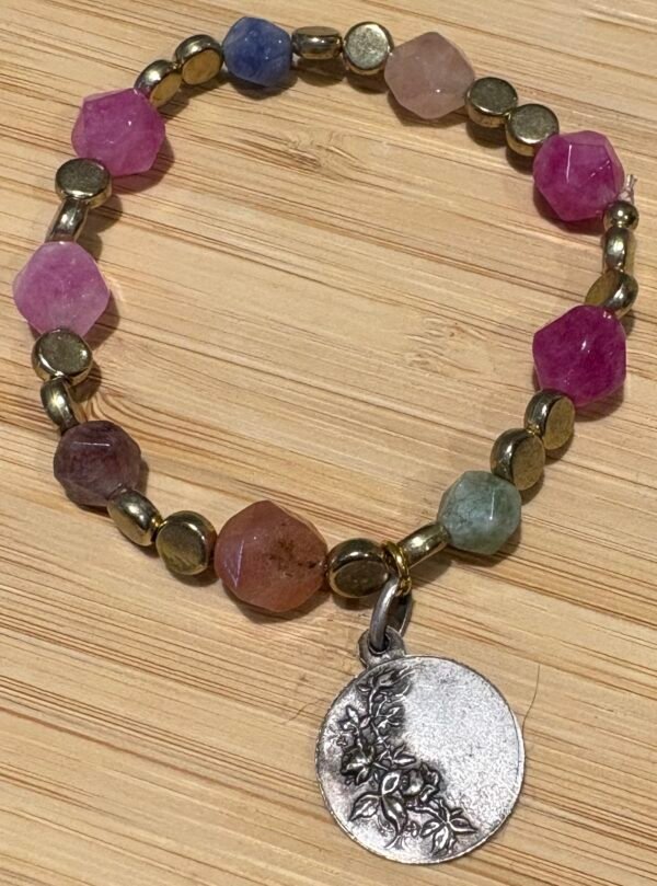 Pulsera de Cuentas Multifacetadas con Medalla de Plata de San Antonio - Image 3