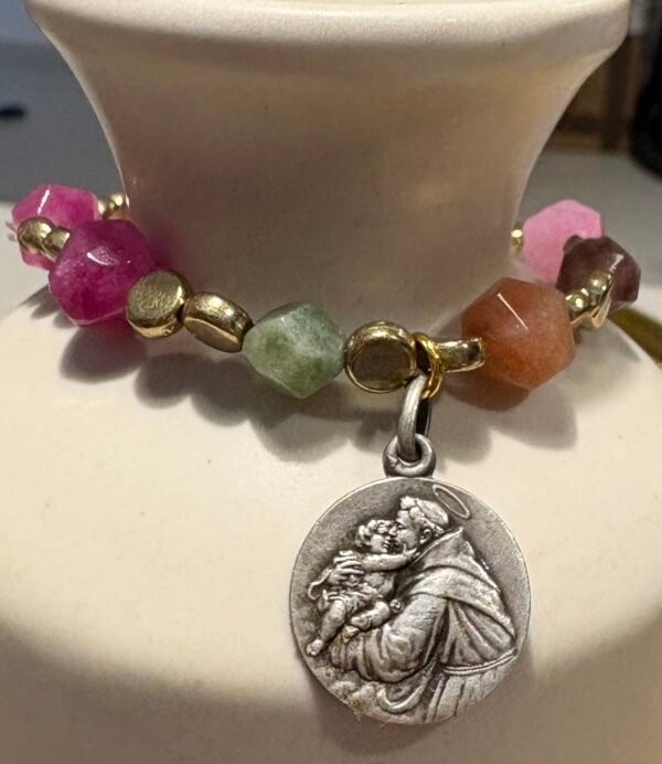 Pulsera de Cuentas Multifacetadas con Medalla de Plata de San Antonio - Image 2